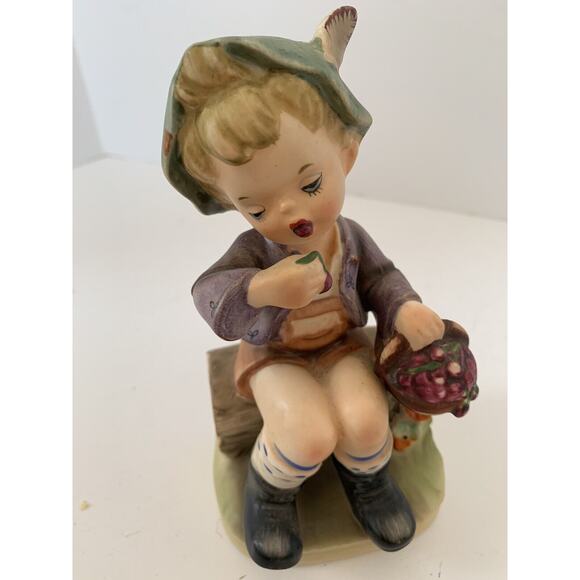 Vintage Napco Boy with Berries 6" Figurine Porcelain Napcoware Japan - Picture 7 of 9